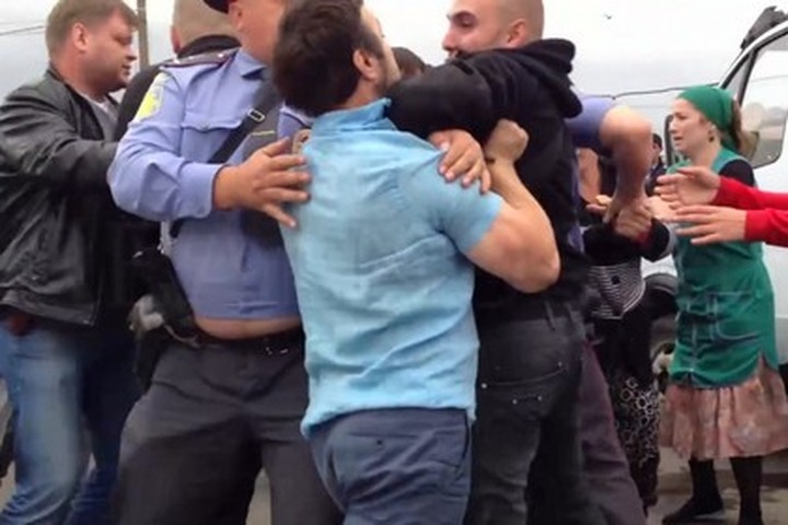 Полицейские, не заступившиеся за коллегу на рынке "Матвеевский", задержаны