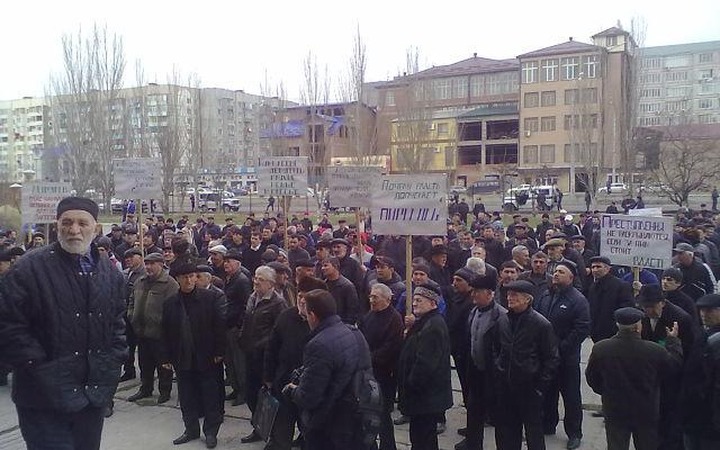 В Махачкале кумыки провели митинг с требованием расследовать избиение главы Совета старейшин
