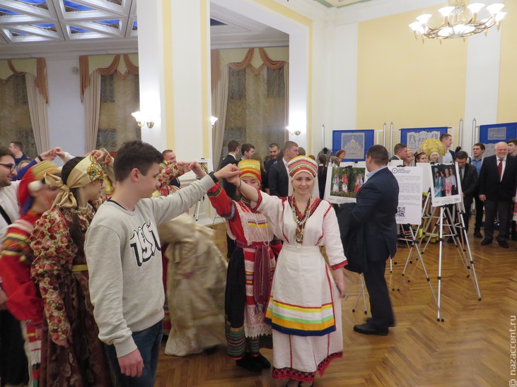 Выставка "Дети России" на церемонии "Горячее сердце" - Национальный акцент