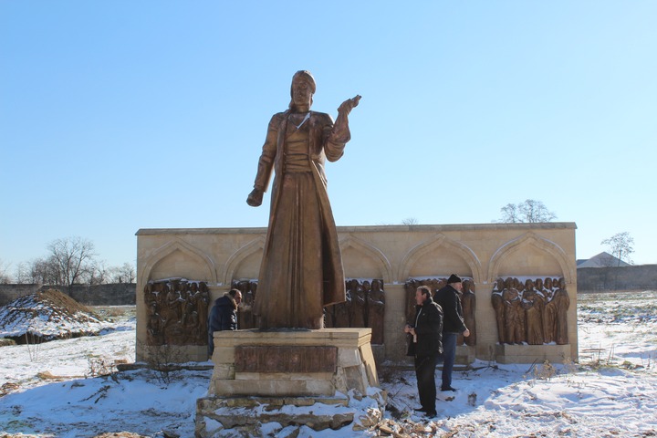 Абдулатипова попросили спасти памятник азербайджанскому поэту в Дербенте
