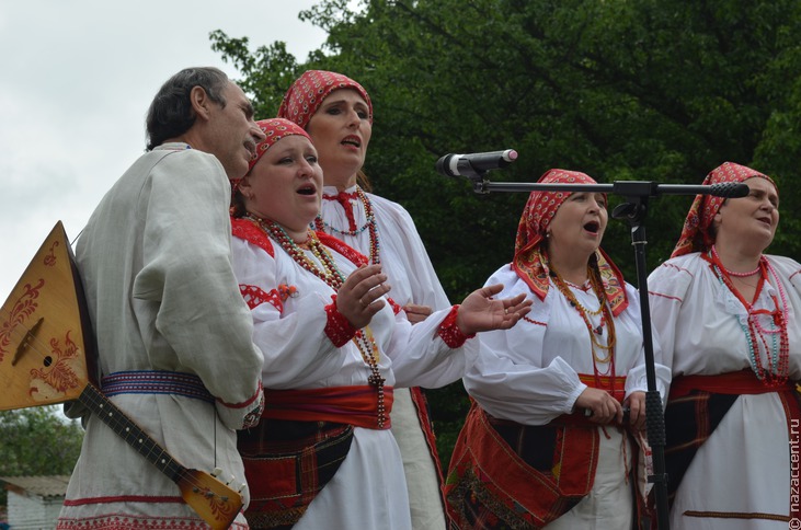Традиционное гуляние на Троицу в курском селе Саморядово - Национальный акцент