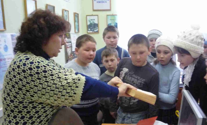 На уроке религиоведения школьников накормили постными еврейскими лепёшками