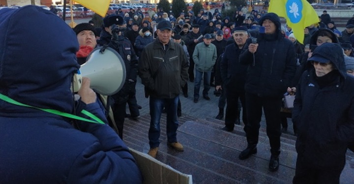 Жители Элисты вышли на митинг с требованием наказать спикера парламента Хакасии за слова о калмыках