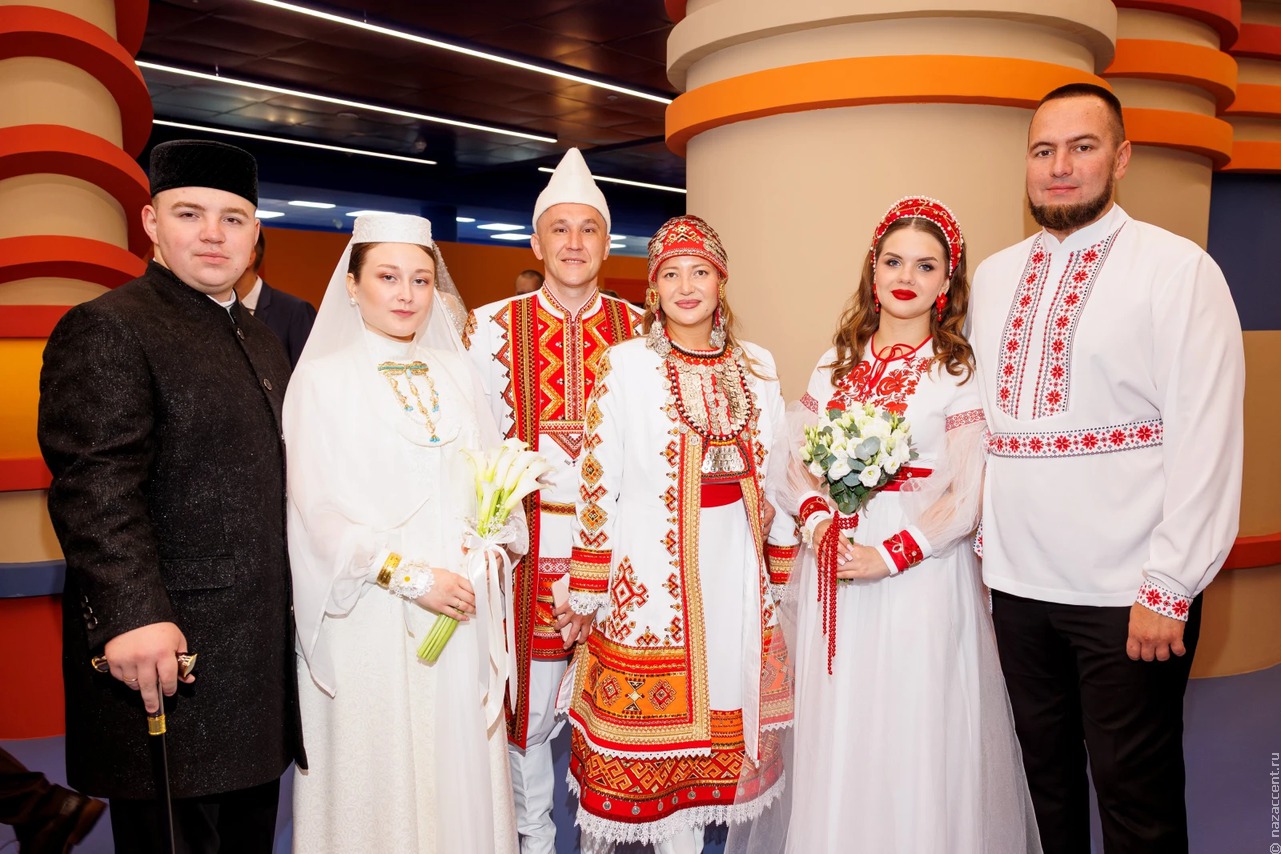 В Москве поженились 150 пар в национальных костюмах