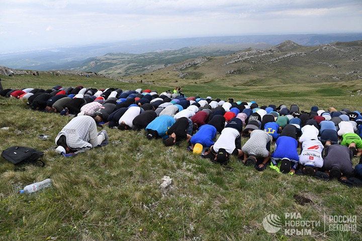 Память жертв депортации крымских татар почтили восхождением на Чатыр-Даг