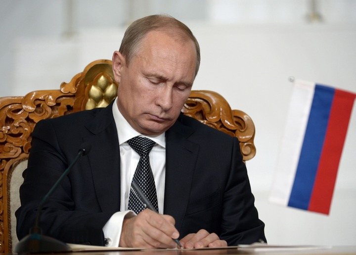 Путин подписал закон о смягчении наказания для мигрантов-нарушителей