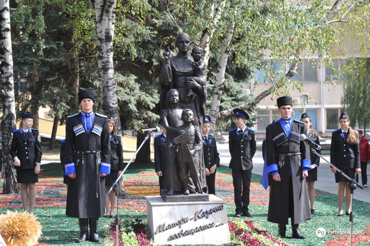 В столице СКФО открыли памятник Матери-казачке