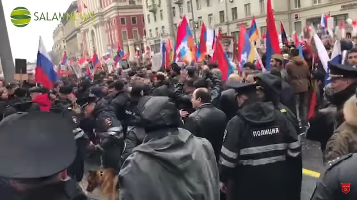 Армяне и азербайджанцы подрались на "Бессмертном полку" в Москве и Петербурге
