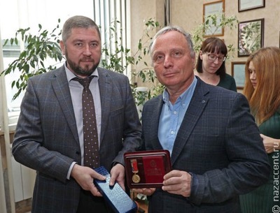 Главу алтайского отделения Гильдии межэтнической журналистики наградили за заслуги в труде