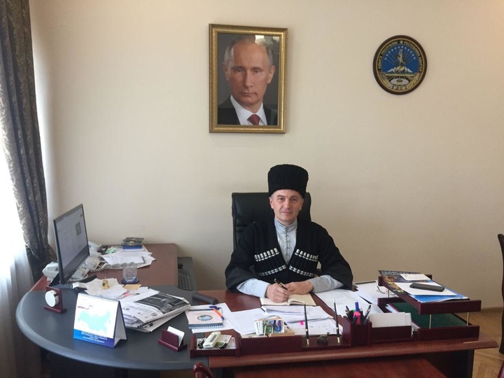 Адыгейские министры вышли на работу в национальных костюмах