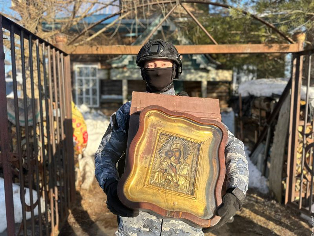 Приставы Удмуртии изъяли более ста старинных икон из монастыря