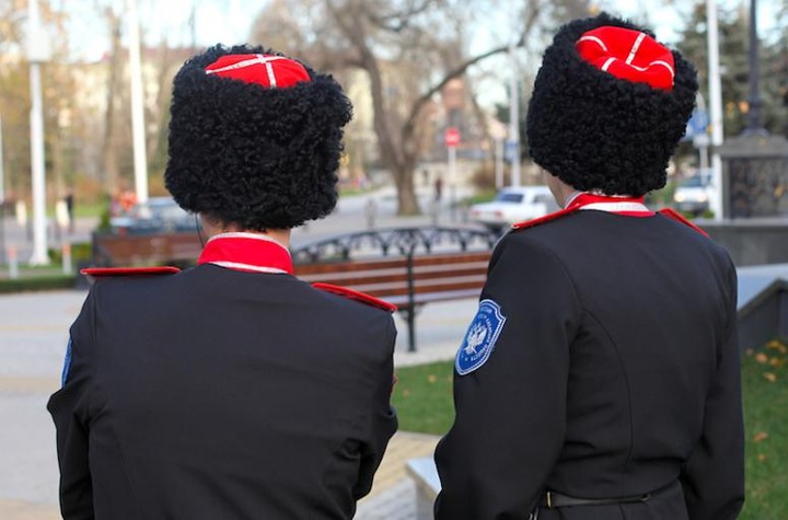 В Госдуме предложили запретить нереестровым казакам носить форму и оружие