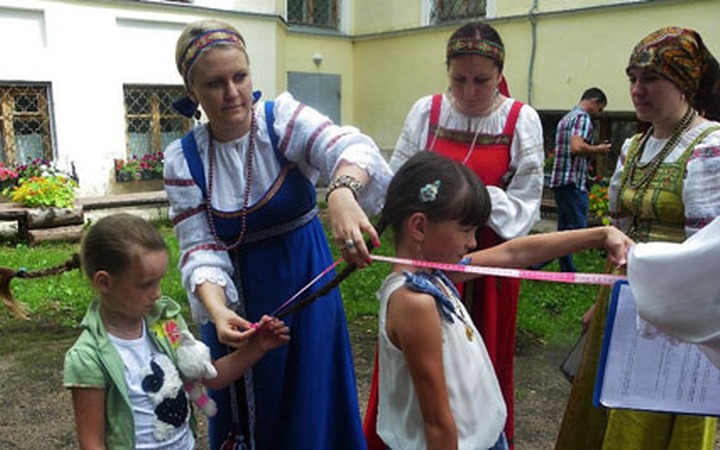 В Торжке девичью красу измерили линейкой