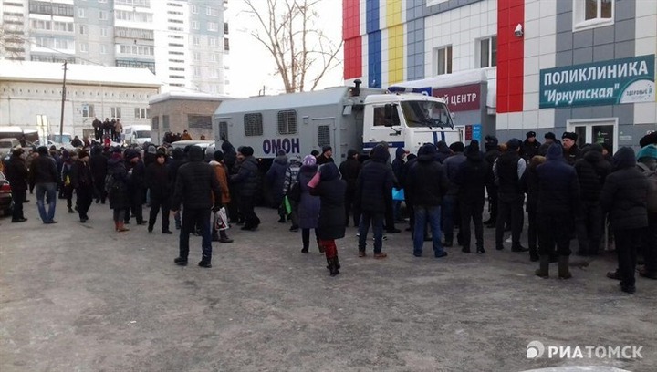 ОМОН приехал к миграционному центру в Томске из-за толпы мигрантов