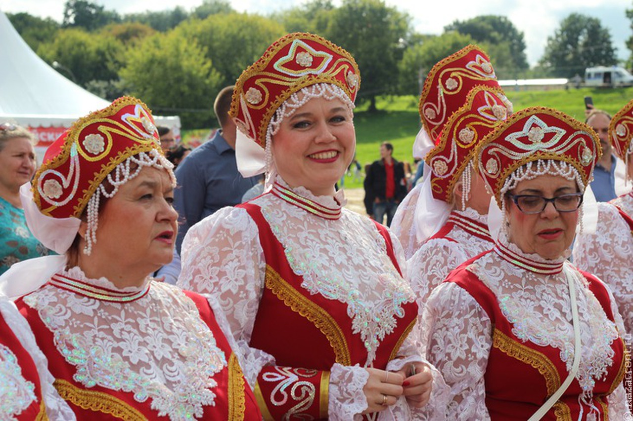Орловские молодожены сыграли славянскую свадьбу в рубахе и с кокошником