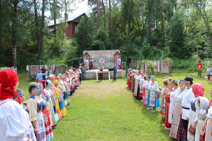В Ленобласти провели праздник вепсской культуры "Enarne ma"