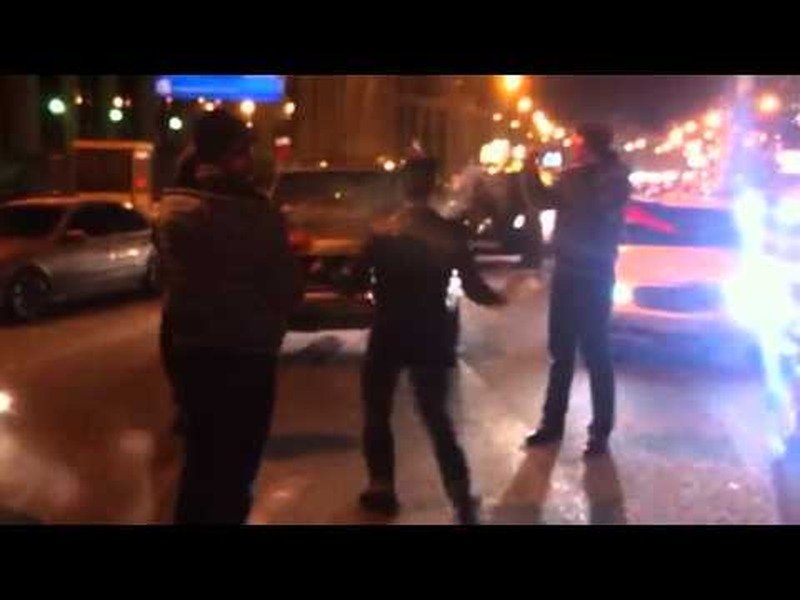 Участники автопробега в поддержку Путина танцуют лезгинку