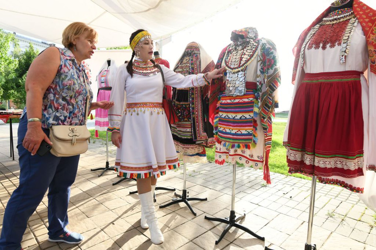 Казанцев научили делать марийских обережных кукол и танцевать тывырдык
