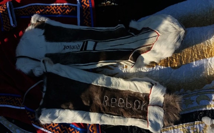 Национальные северные костюмы с надписями "Reebok" и "Adidas" появились на Ямале