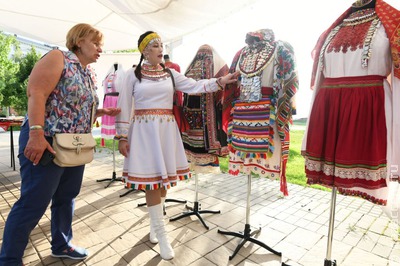 Казанцев научили делать марийских обережных кукол и танцевать тывырдык