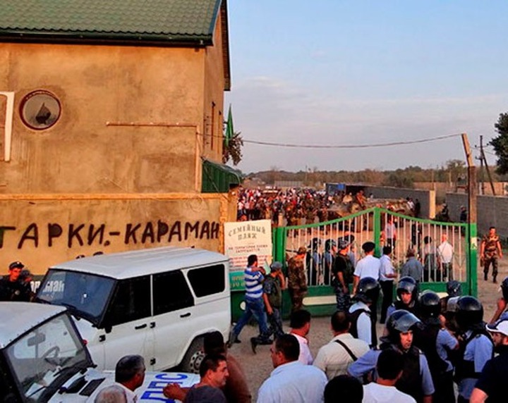 Прокуратура, полиция и ФСБ посетили участников голодовки в Карамане