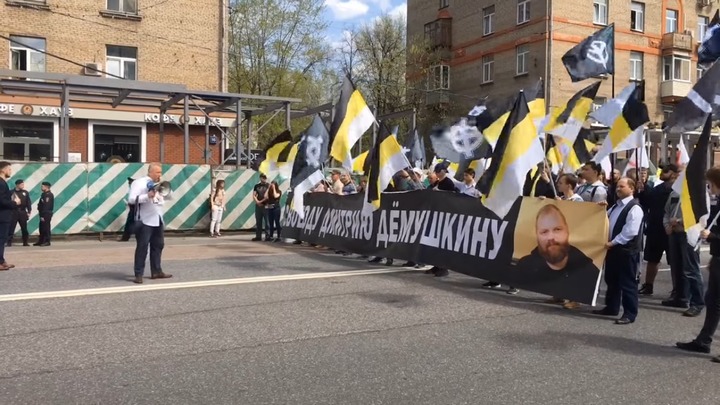 Московские националисты устроили шествие в поддержку Демушкина