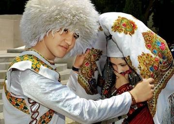 Саратовцев познакомили со свадебными традициями туркмен, азербайджанцев и татар