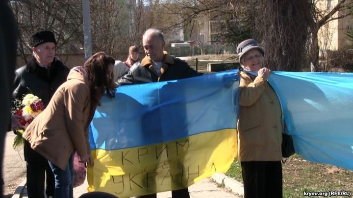 Участников акции памяти Шевченко задержали за лозунг "Крым — это Украина"