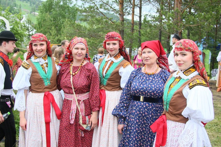 "Иван Купала" из Костромы и чешский ансамбль "Долина" стали хедлайнерами Бажовки