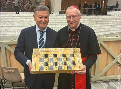 Папе Римскому подарили шахматы кубачинских мастеров