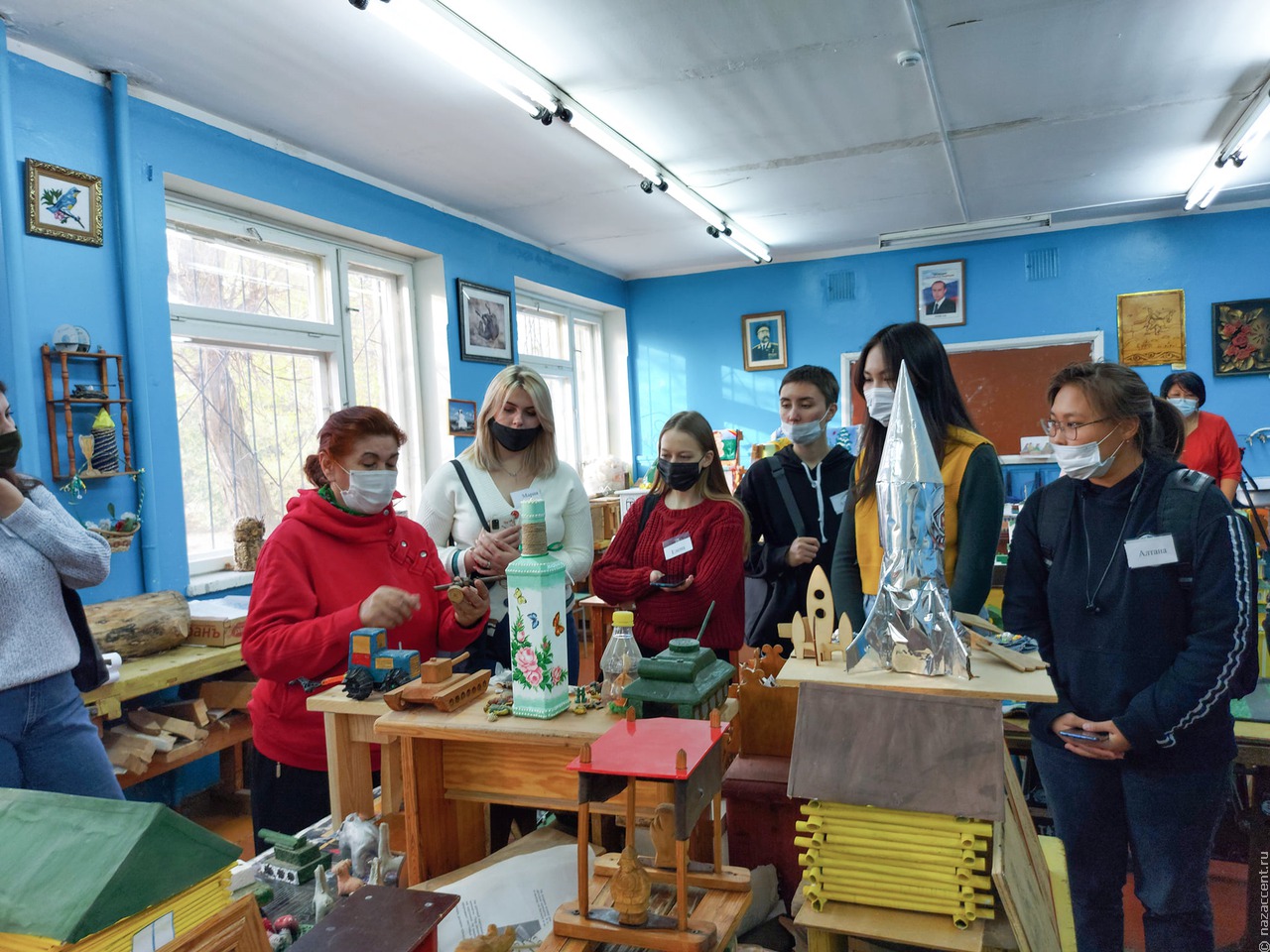  Лезгинка Мария Эльдерова учит калмыцких детей ковроткачеству 