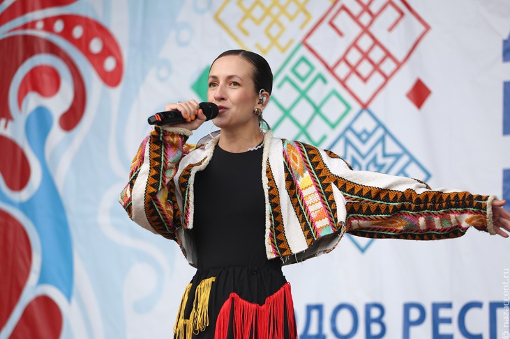 Финалисты проекта "Звук Евразии" на Дне национального костюма в Уфе - Национальный акцент