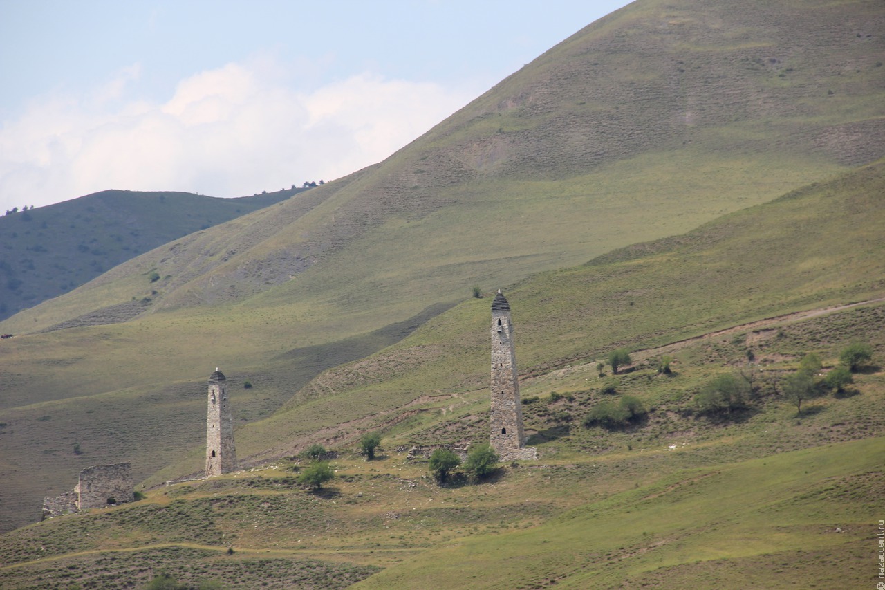 Ученые нашли в горах Ингушетии четырехметровую стелу с петроглифами
