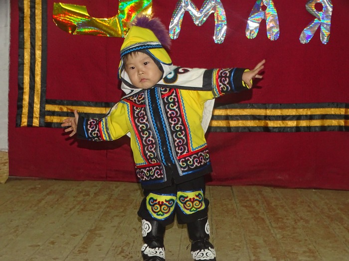 Новый год по нанайскому календарю. Нанайцы национальный костюм Хабаровске. Национальная одежда нанайцев. Кукла шаман нанайцы. Нанайцы хэчжэ.