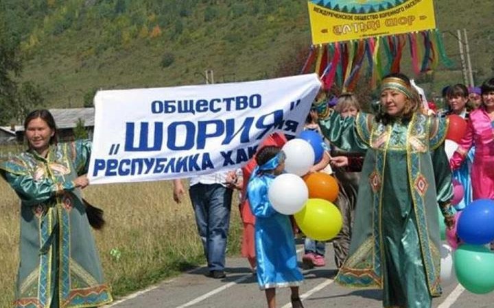 Шорским общинам Хакасии вручили национальные костюмы и инструменты