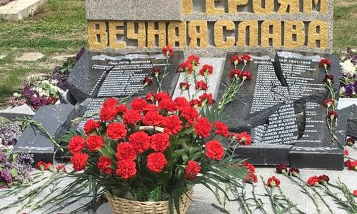 Вандалы разбили памятник с именами погибших в ВОВ крымских татар в Севастополе