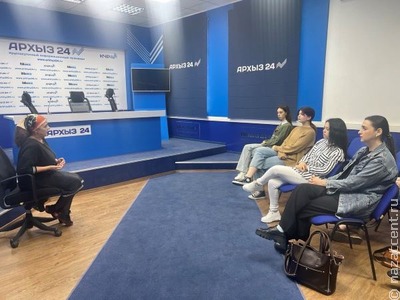 В рамках Школы межэтнической журналистики в Карачаево-Черкесии прошла встреча с главным режиссером телеканала "Архыз 24" Асият Мамаевой