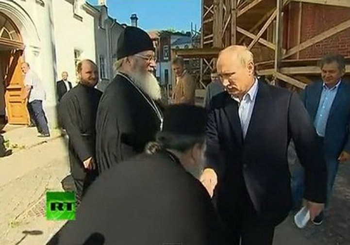РПЦ: Руку Путину целовали в знак признания русского народа