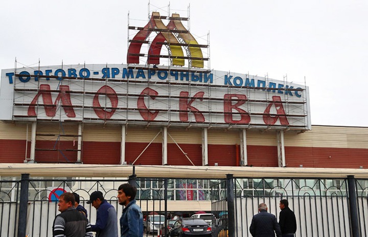 Мигранты снова провели акцию у ТЦ "Москва"