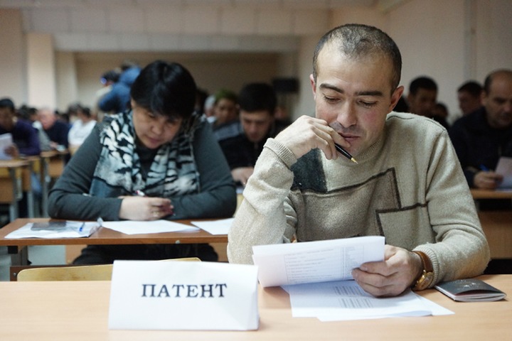 Минобрнауки намерено штрафовать российские вузы за нарушения на экзаменах для мигрантов