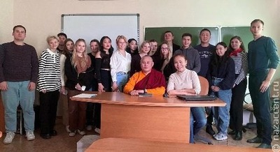  Слушатели Школ межэтнической журналистики из Улан-Удэ и Барнаула встретились с буддийским монахом