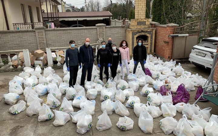 Молодежь из греческой общины Кавказских Минеральных Вод развозит продукты нуждающимся во время карантина