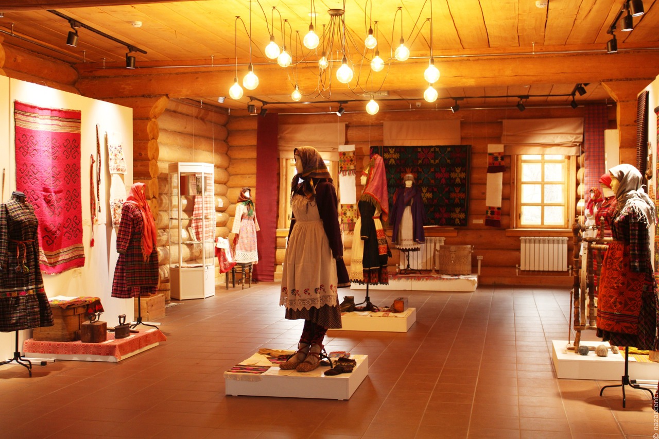 Традиционные костюмы южных удмуртов представили на выставке в "Лудорвае"