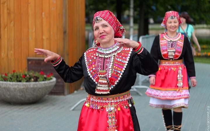 Этнодефиле в традиционных марийских костюмах впервые прошло на "Семыке" в Удмуртии