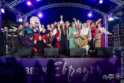 После подарка пластинки "Звук Евразии" в Кремле признались, что Владимиру Путину нравится этномузыка