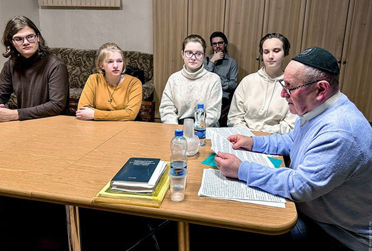 Ученики Школы межэтнической журналистики узнали, где в Пскове хранится Тора