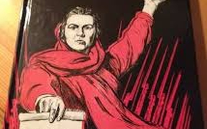 Активисты Симферополя провели собрание в поддержку авторов книги, тираж которой требуют сжечь крымские татары