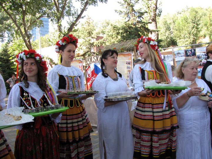 Жители Ростова-на-Дону наелись корейских солений, наслушались украинских песен и насмотрелись кавказских танцев
