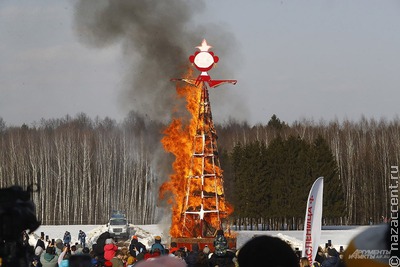 Масленичные гуляния в России закончились сожжением самого высокого чучела