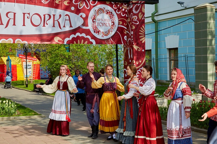 Обряд окликания молодых пар провели на "Красную горку" в Москве
